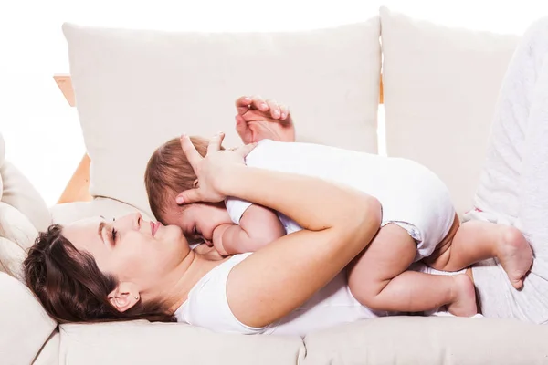 Feliz madre sonriente con el bebé — Foto de Stock