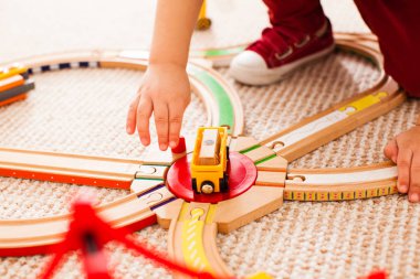 Çocuk tren ile çalış 