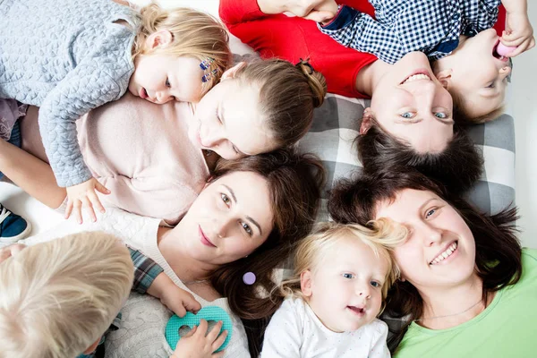 Los niños con las mamás —  Fotos de Stock
