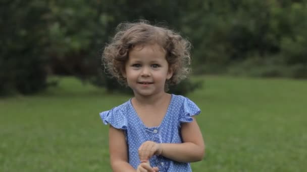 Pequena menina adorável está falando — Vídeo de Stock