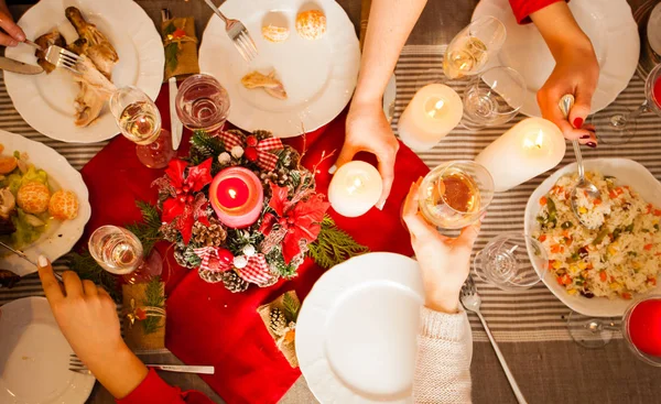 Vue du dessus de la table de Noël avec des repas décimaux — Photo