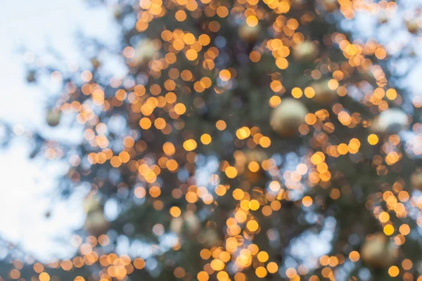 Bulanık arka plan şehir caddesi Noel ağacı ile — Stok fotoğraf