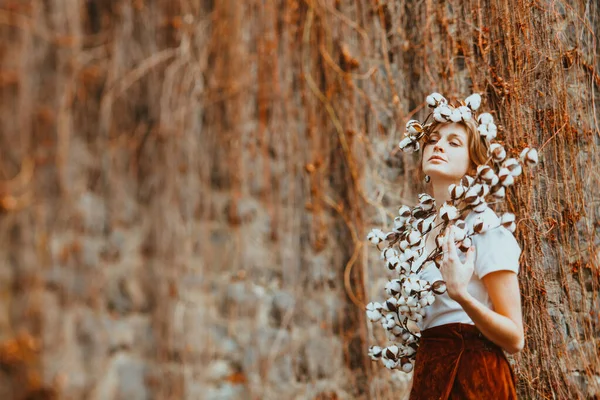 Retrato sensual de chica boho en ropa moderna, sosteniendo rama de algodón — Foto de Stock