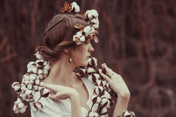 Sinnliches Mädchen mit Baumwollblumen. Schönheit und Mode — Stockfoto