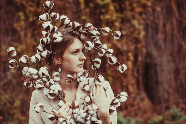 Vacker ung kvinna i boho klänning och krans av bomullsblommor — Stockfoto