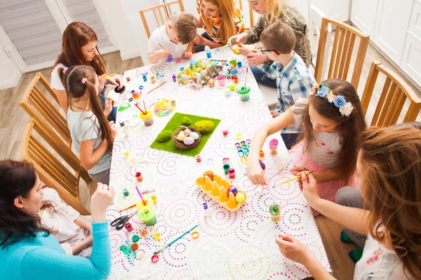 Niños decorando huevos de Pascua mientras taller creativo — Foto de Stock