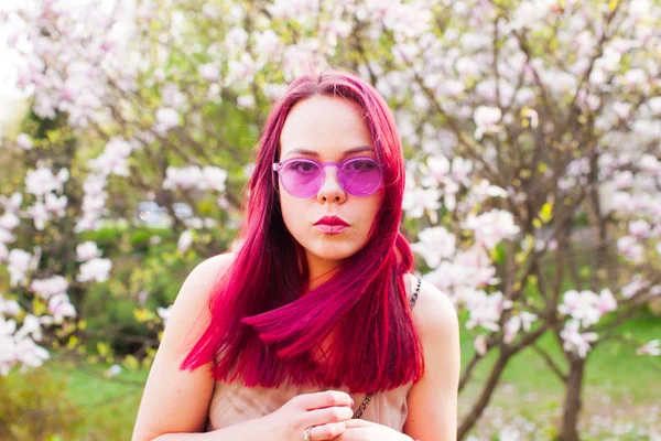 Portret aktywnej kreatywnej kobiety z różowymi włosami — Zdjęcie stockowe