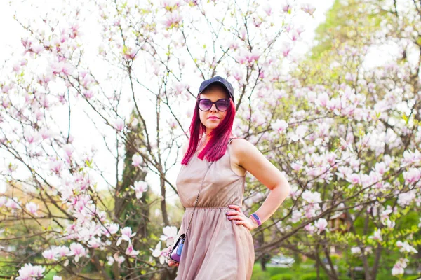 Look de moda mujer moderna con pelo rosa —  Fotos de Stock