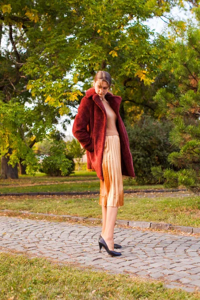 Modelo de moda posando ao ar livre no parque — Fotografia de Stock