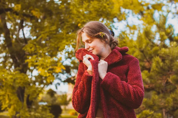 Atraktivní žena ve vinobraní kabátu v podzimním lese — Stock fotografie
