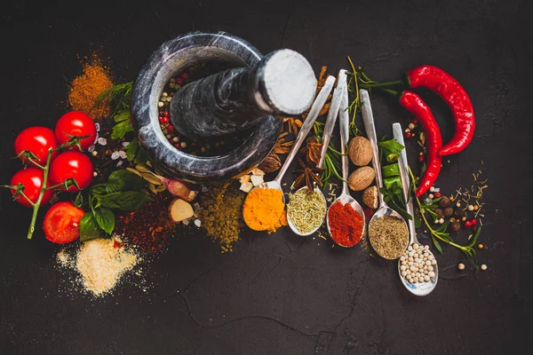 Mat bakgrund med färska örter, kryddor och sten mortel — Stockfoto