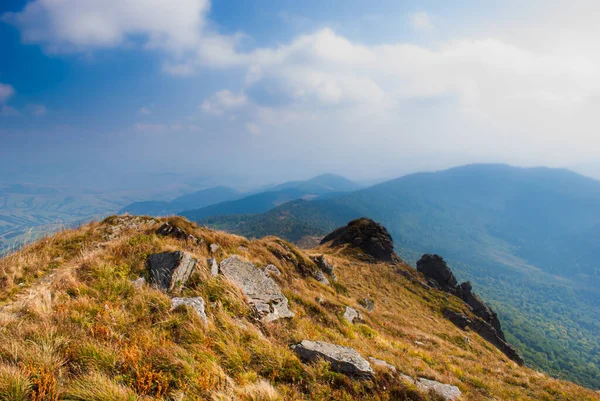 Schöne Landschaft in den Bergen mit bewölktem Himmel — Stockfoto