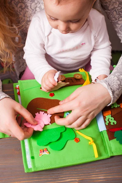 Formation pour jeunes enfants avec un livre fait à la main — Photo