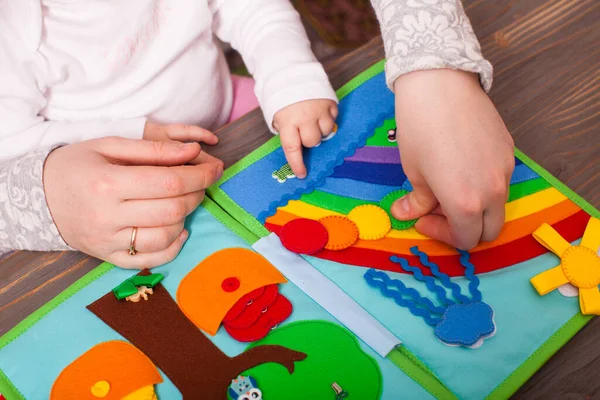 Tutor with toddler are learning the colors of the rainbow — ストック写真