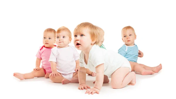 Група милих немовлят плаче на підлозі. Ізольовані на білому . — стокове фото