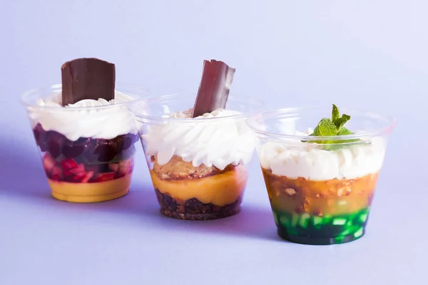 Set of layered desserts with whipped cream, salted caramel and fruits — 图库照片