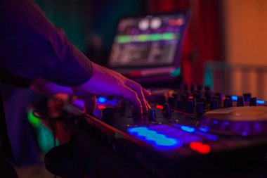 Gece kulübünde DJ 'lik yapıyorum, kapat.