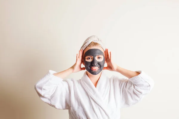 Kobieta relaks z czarnym spa maska na twarz — Zdjęcie stockowe