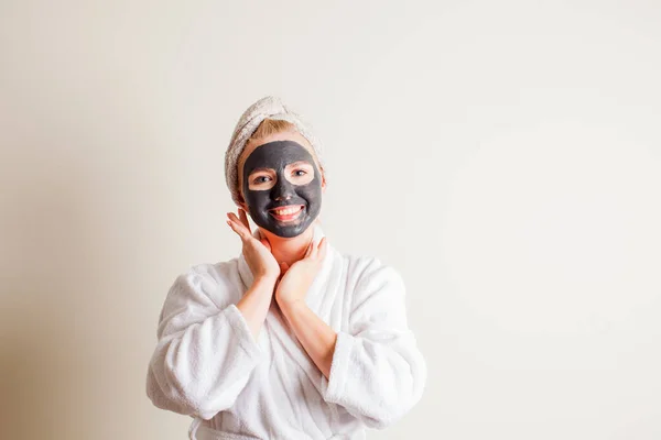 Relaksujący z węglem maseczka na twarz kobiety — Zdjęcie stockowe