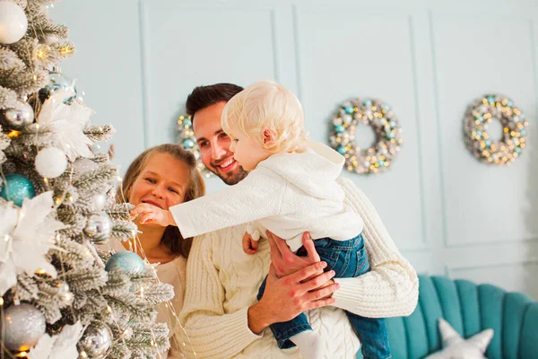 Portrait of young family near the Christmas eve — Stockfoto