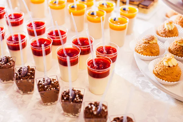 Varietà deliziosi dessert con frutta su un buffet dolce — Foto Stock