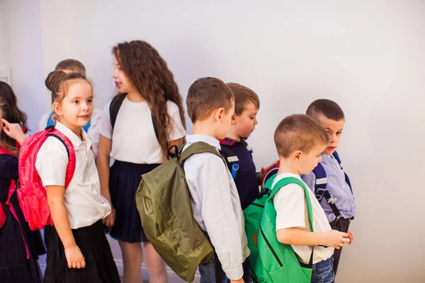 Gruppe fröhlicher kleiner Schulkinder in der Schule — Stockfoto