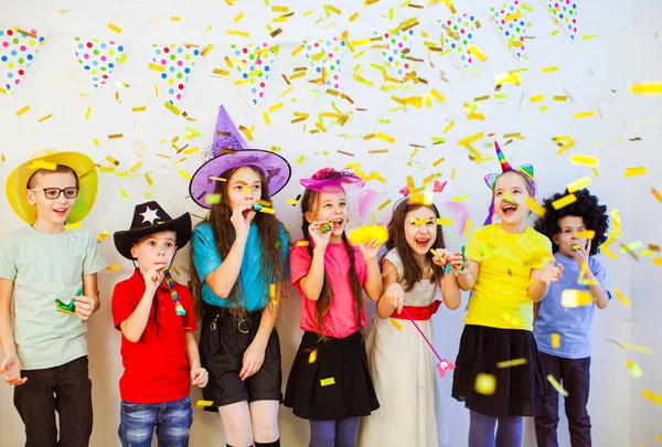 Groep van schattige kinderen hebben plezier op verjaardagsfeestje — Stockfoto