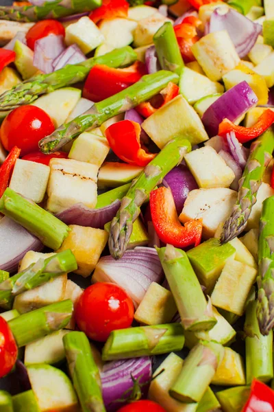 Eine Mischung aus rohem Gemüse in Stücke geschnitten. frische Gemüsescheiben Hintergrund, Draufsicht — Stockfoto