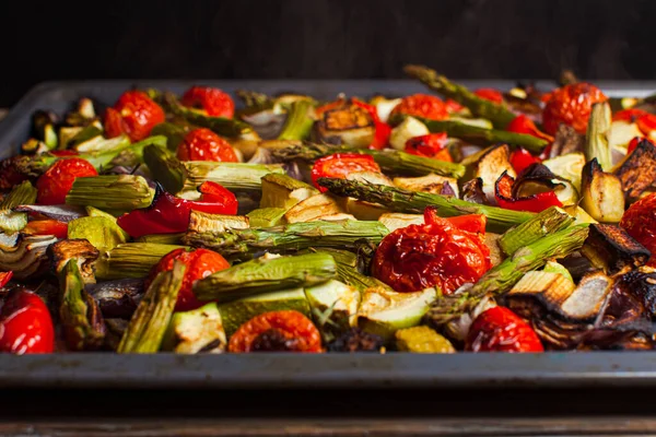 Légumes cuits sur une plaque à pâtisserie. Concept de saine alimentation — Photo