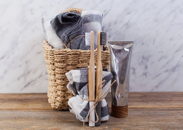 Zestaw do mycia do samodzielnej pielęgnacji rano ze szczoteczkami do zębów, tubką pasty do zębów i ręcznikami — Zdjęcie stockowe