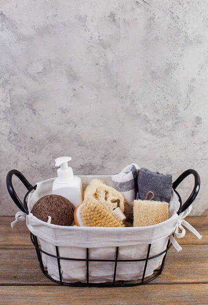 Set de baño de regalo en la cesta de alambre — Foto de Stock