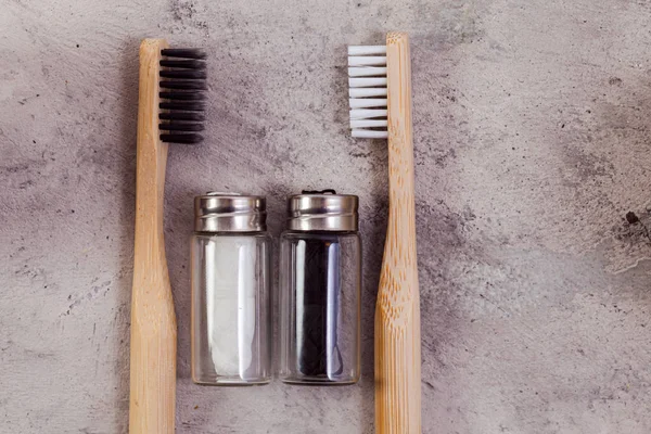 Zero rifiuti prodotti per la cura di sé. Spazzolino da denti in bambù bianco nero e filo di lino su sfondo grigio cemento — Foto Stock