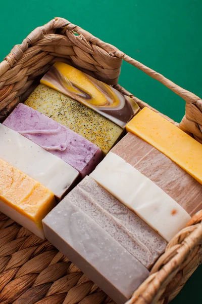 Barevná ručně vyrobená mýdla s různými organickými ingrediencemi na trhu — Stock fotografie