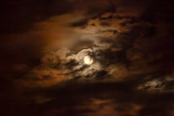 Pleine lune et nuages à minuit. Paysage lunaire dramatique — Photo