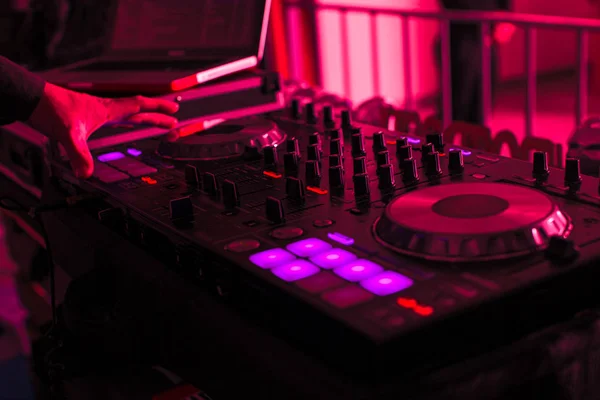 DJ miksowanie muzyki w klubie nocnym, zbliżenie — Zdjęcie stockowe