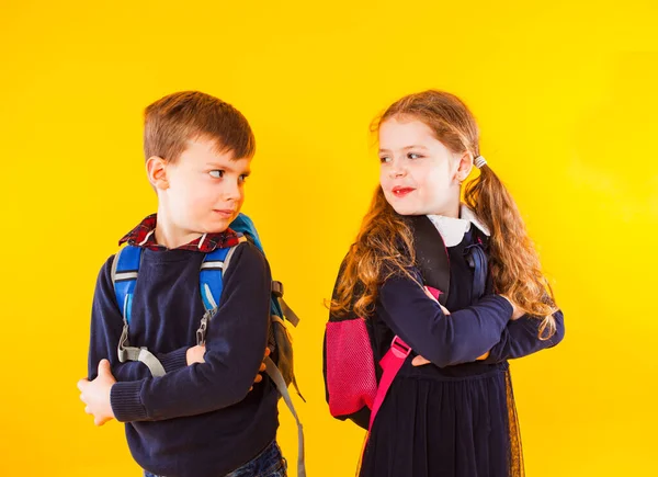Gelukkige kinderen, jongen en meisje, terug naar school — Stockfoto