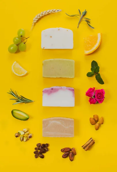 Slices of homemade soap in circle of natural ingredients — Stock Photo, Image
