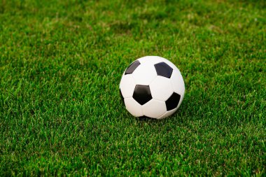 Maçtan önce çim futbol topu