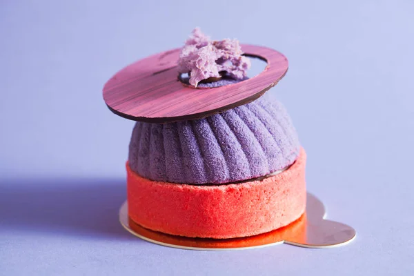 French pastry decorated with purple mirror glaze. Modern european cake with blueberry mousse. — 스톡 사진