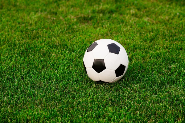 Pelota de fútbol en el césped antes del partido — Foto de Stock