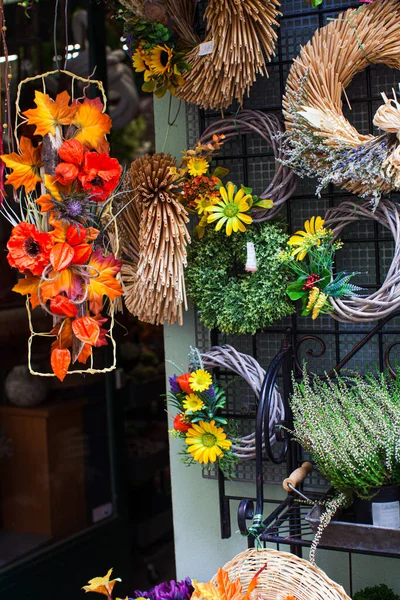 Een concept voor kleine bedrijven. Decor etalage met creatieve feestelijke bloemenkransen in de herfst — Stockfoto