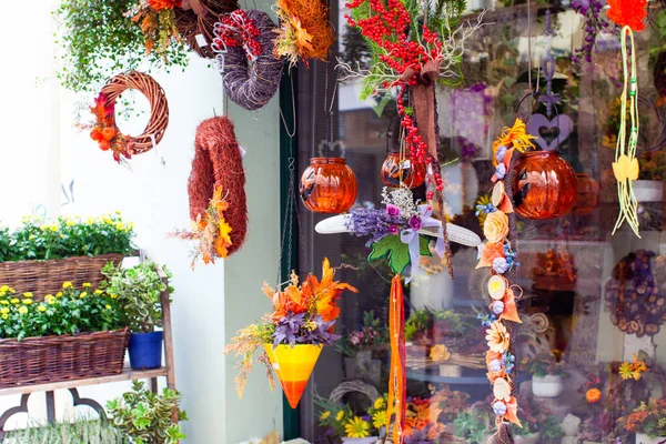 商店橱窗前的秋节假期花哨的装饰用品 — 图库照片