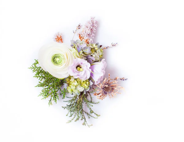 Tendre ranunculus et hortensia fleurs sur un fond blanc. Pose plate, vue du dessus, espace de copie — Photo