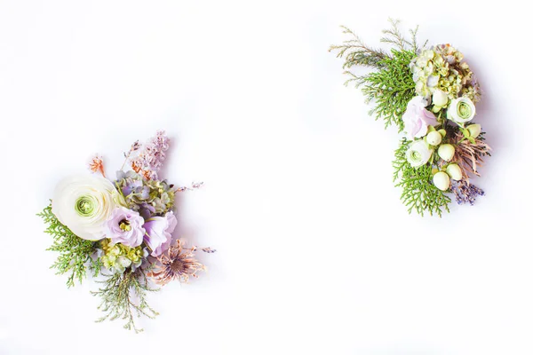 Приглашение на свадьбу. Нежный ranunculus и гортензии цветы на белом фоне. Плоская кладка, вид сверху, копировальное пространство — стоковое фото