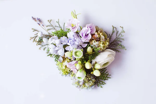 Composição de flores no fundo branco. Dia dos Namorados. Deitado plano, vista superior — Fotografia de Stock