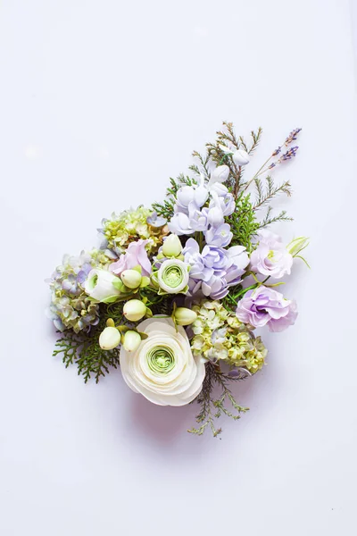 Bloemen compositie op witte achtergrond. Valentijnsdag. Vlakke lay, bovenaanzicht — Stockfoto