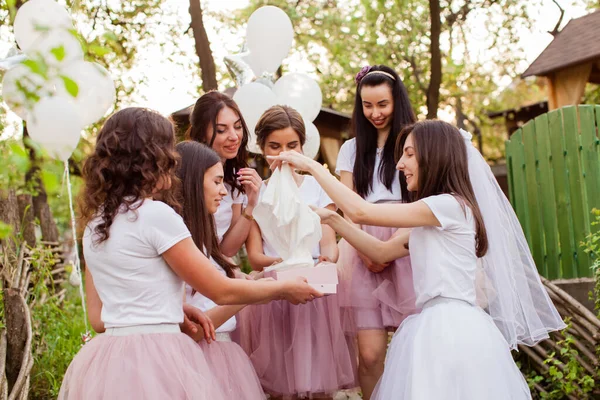 Junge Braut öffnet bei Mädchenparty die Geschenkbox — Stockfoto
