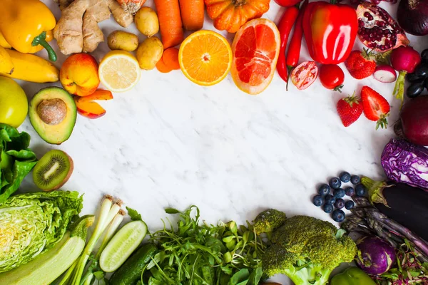 Rahmen aus Gemüse und Obst mit Platz für Text. — Stockfoto