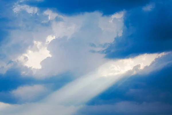 Prachtige blauwe lucht met felle zonnestralen. Hoop, gebed, Gods genade en genade — Stockfoto