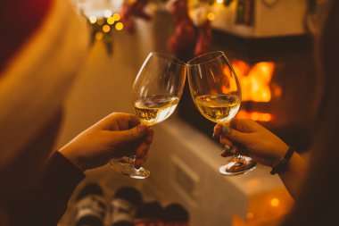 Yakın görüş kadınlar ve erkekler el sıkışan şampanya kadehleri.